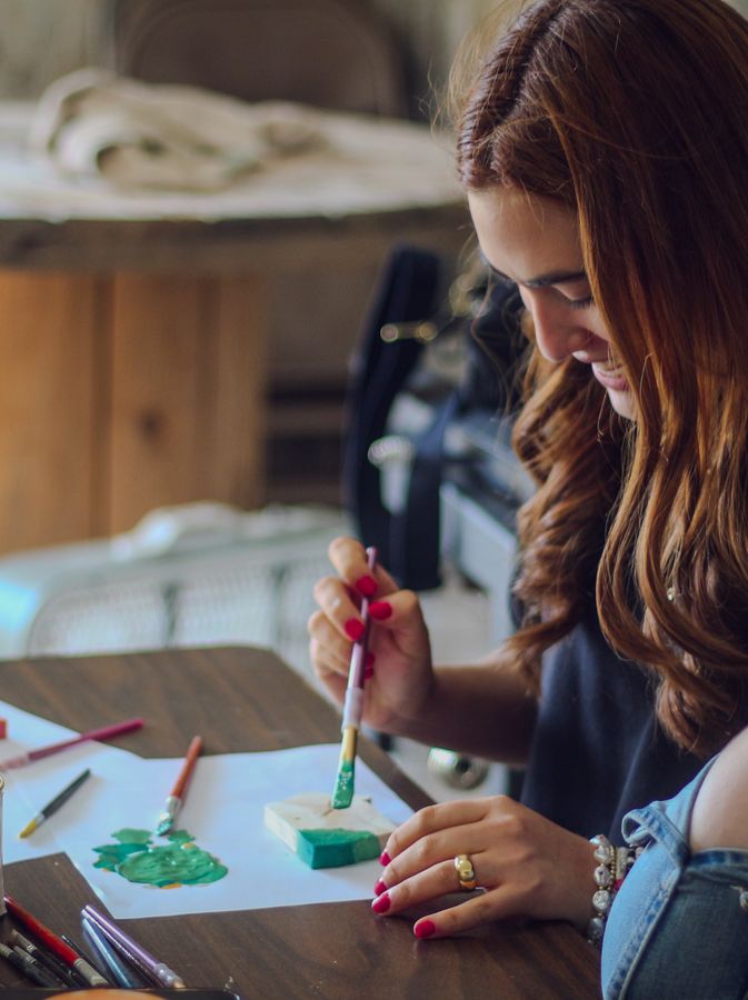 Participants réunis autour d'une table pendant l'atelier d'art-thérapie