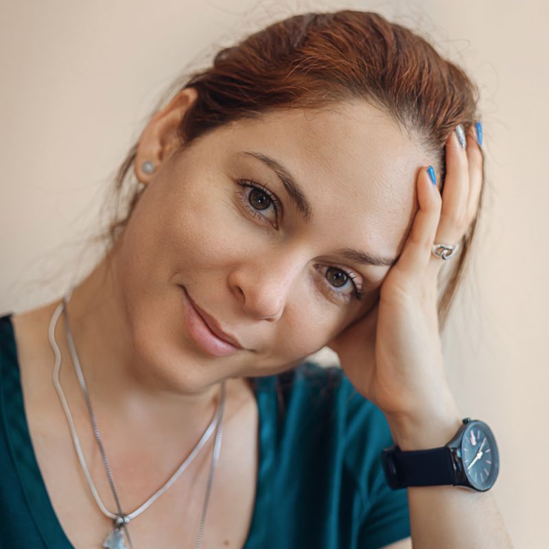 Portrait d'Hélène Roussel, professeure de yoga adapté