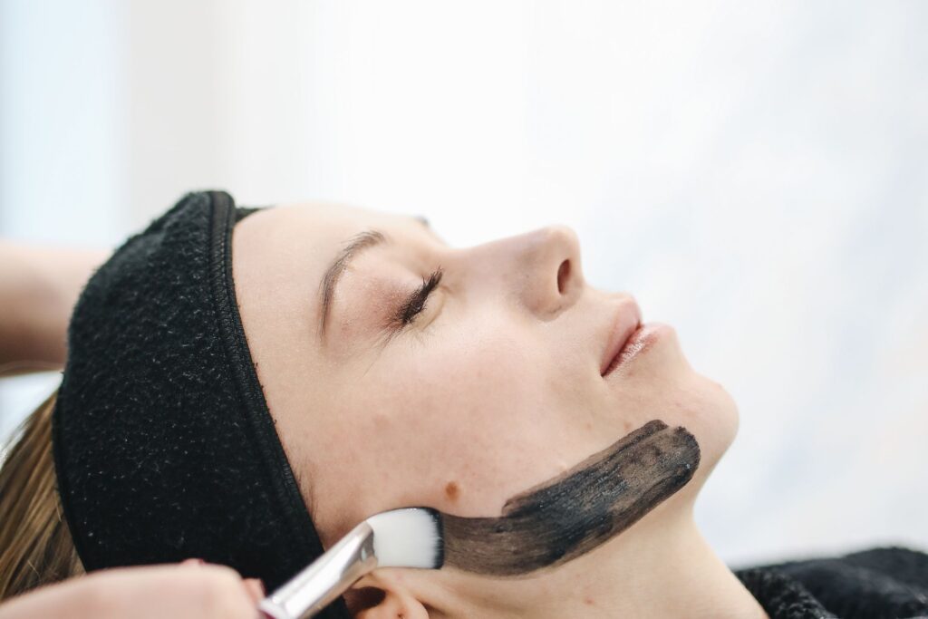Femme allongée et détendue pendant un soin du visage