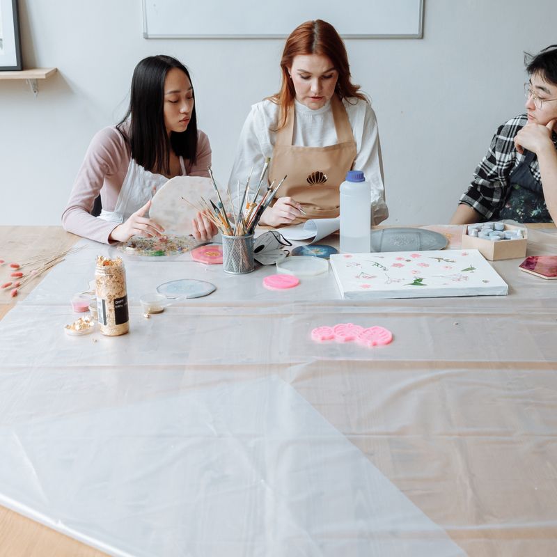 Atelier créatif en petit groupe autour d'une table