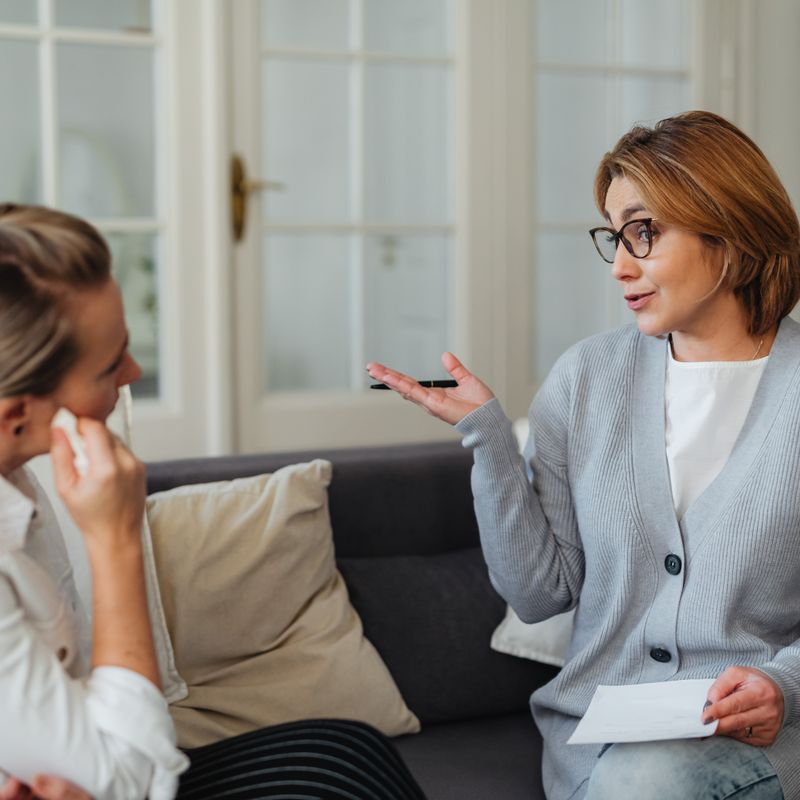 Deux femmes assises face à face lors d'un temps d'écoute