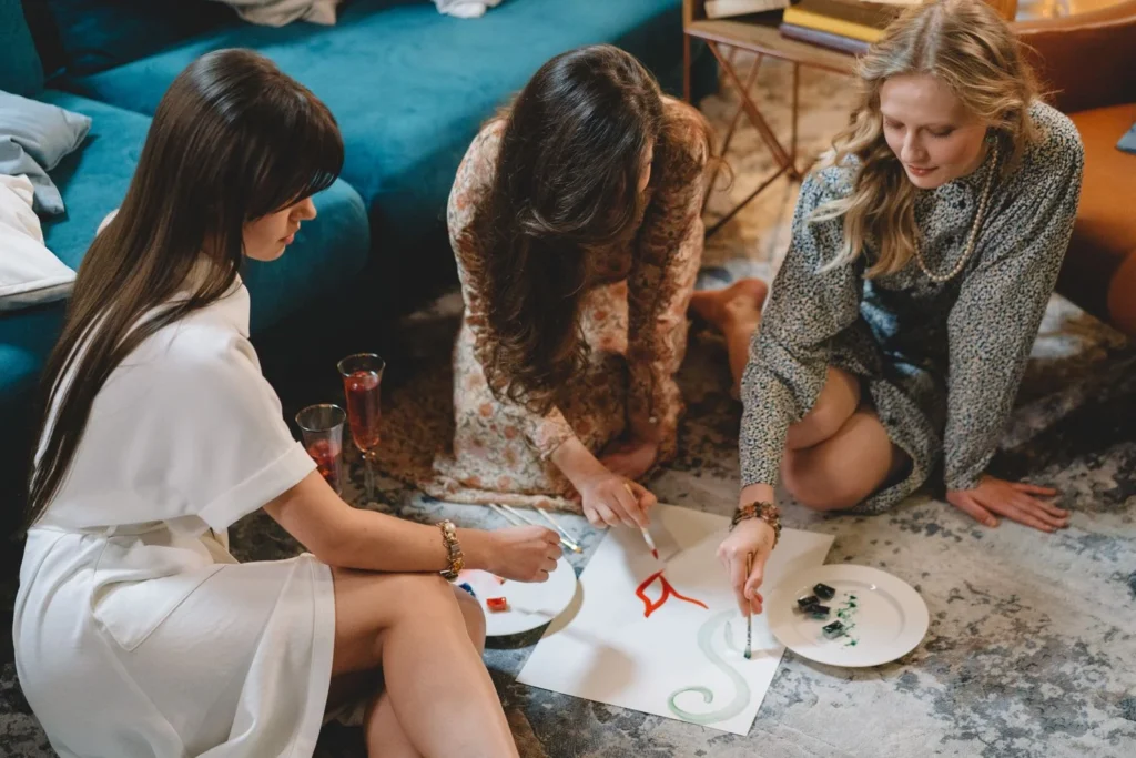 Participantes peignant ensemble lors d'un atelier d'art-thérapie