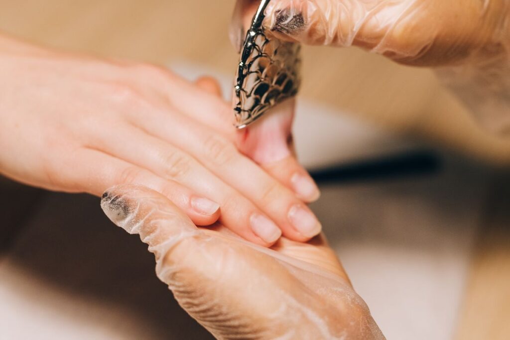 Soin des mains lors d'un atelier de socio-esthétique